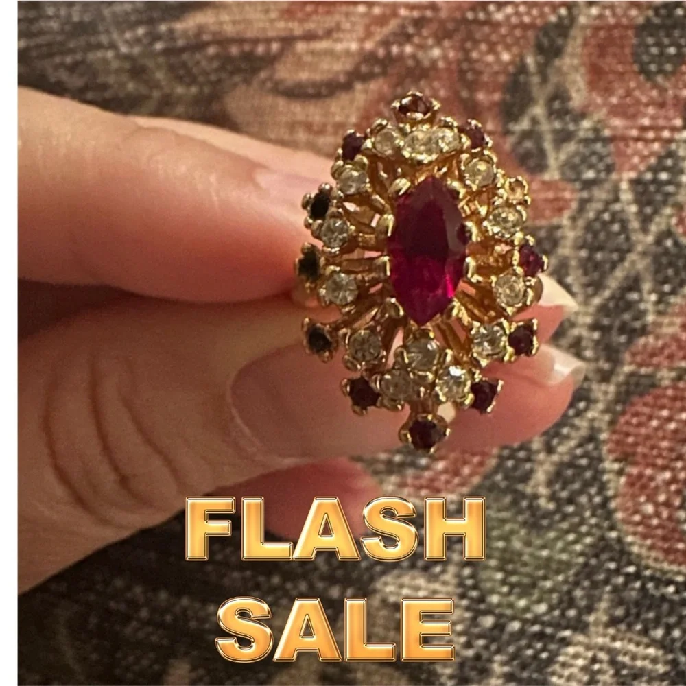 Elegant Gold and Red Gemstone VINTAGE Ring
